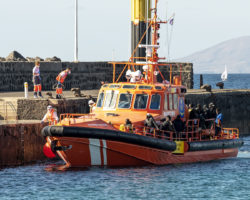 Barco com 58 migrantes em Lanzarote. Duas pessoas mortas na Grécia