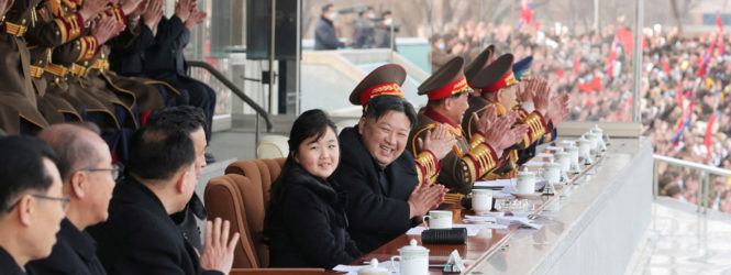 Líder norte-coreano assiste a jogo de futebol com a filha