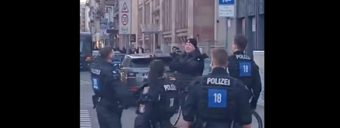 Adeptos do Napoli invadem ruas de Frankfurt… e fã do Eintracht protesta