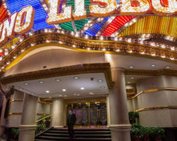 Receitas dos casinos de Macau sobem um terço em termos anuais em fevereiro