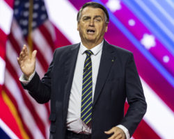 Bolsonaro aplaudido de pé por discurso pró-armas e antivacinas nos EUA