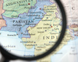 Pelo menos 9 polícias mortos e 16 feridos em ataque suicida no Paquistão