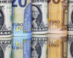 Euro reforça-se acima de 1,06 dólares