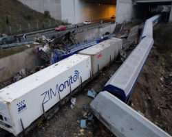 Sobe para 32 o número de mortos em colisão de comboios na Grécia