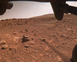 Há mais uma rocha presa no rover de Marte