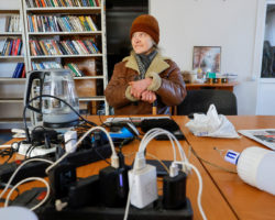 Biblioteca conforta ucranianos. Muitos aquecem-se, comem e usam telemóvel