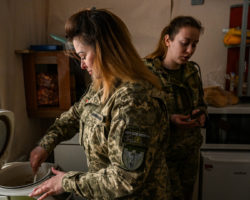 Mulheres militares ucranianas prestam apoio a colegas feridos em Kyiv