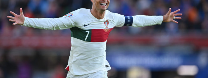 Foi esperar para festejar. Cristiano Ronaldo marcou e ‘quebrou’ Islândia