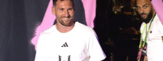 O momento em que Lionel Messi sobe ao palco para ser apresentado
