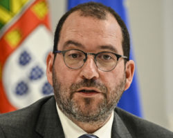 João Costa responde a críticas no Parlamento. "Governo não passa culpas"