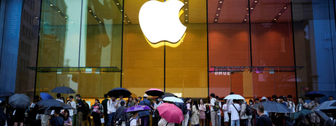 Apple vai diminuir aumentos salariais dos trabalhadores das suas lojas