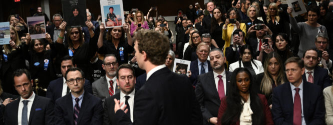Zuckerberg pede desculpa a pais de vítimas de ataque nas redes sociais