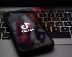 Bruxelas processa TikTok por suspeita de falhas na proteção de menores