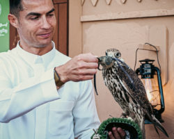 Cristiano Ronaldo assinala dia histórico na Arábia… com águia na mão