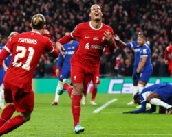 Liverpool resiste à ‘final do VAR’ e leva a Taça da Liga no prolongamento