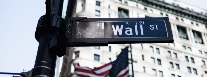 Wall Street acaba mês e trimestre com recordes do S&P50 e Dow Jones