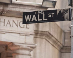 Wall Street fecha em baixa a digerir recordes recentes e sem indicadores
