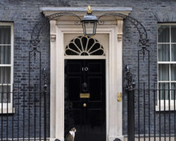 Dois membros do governo britânico apresentam destituição