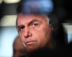 Supremo recusa entregar passaporte ao ex-presidente brasiliano Bolsonaro