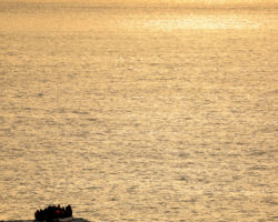 Pelo menos 21 mortos depois embarcação soçobrar ao largo da Turquia