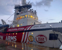 Navio de ONG espanhola com ajuda humanitária aproxima-se de Gaza