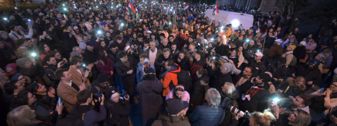 Milhares manifestam-se na Hungria posteriormente acusações de devassidão no governo