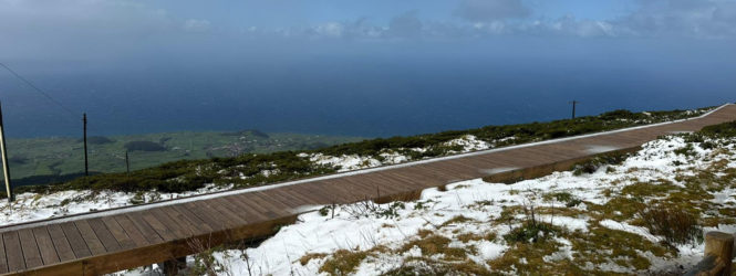 Momento vasqueiro nos Açores. Ilhota Terceira acordou com neve (e não é a única)