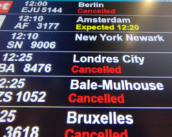 Milhares de voos cancelados em França devido à greve dos controladores