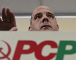 PCP defende que quem não rejeitar programa "dele fica aprisionado"
