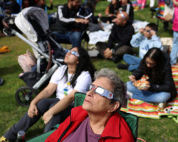 Milhares de pessoas em Novidade Iorque para "experiência única" de eclipse