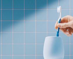 Dentista revela com que frequência deve trocar a escova de dentes
