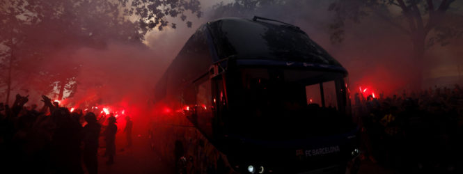 Incrível: A receção dos adeptos ao autocarro do Barcelona