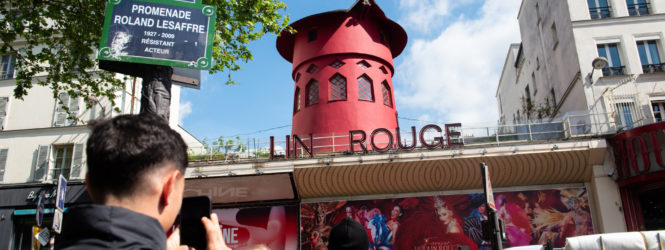 Pás do moinho do famoso Moulin Rouge em Paris caíram. E há imagens